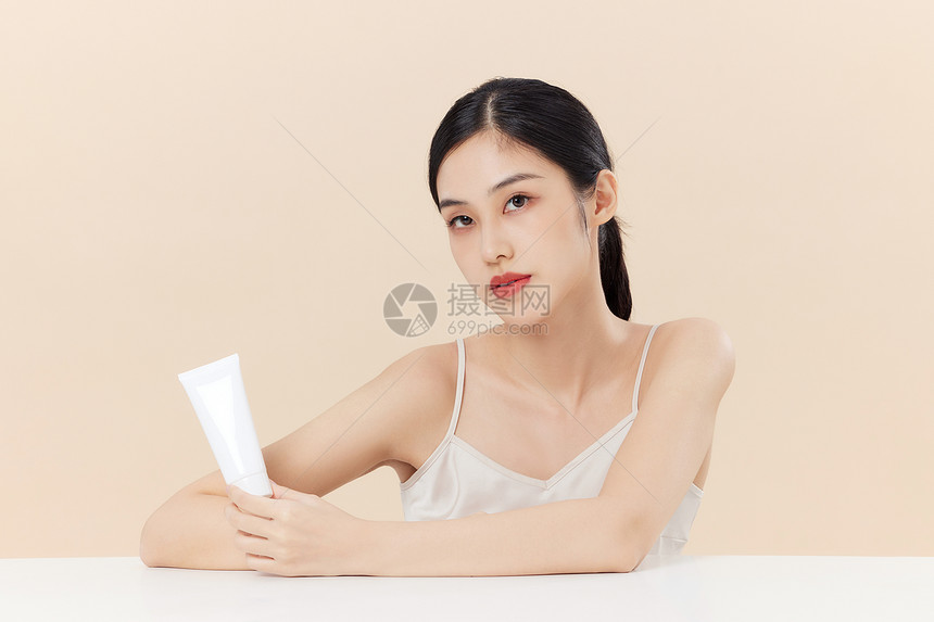 手拿化妆品的美女图片