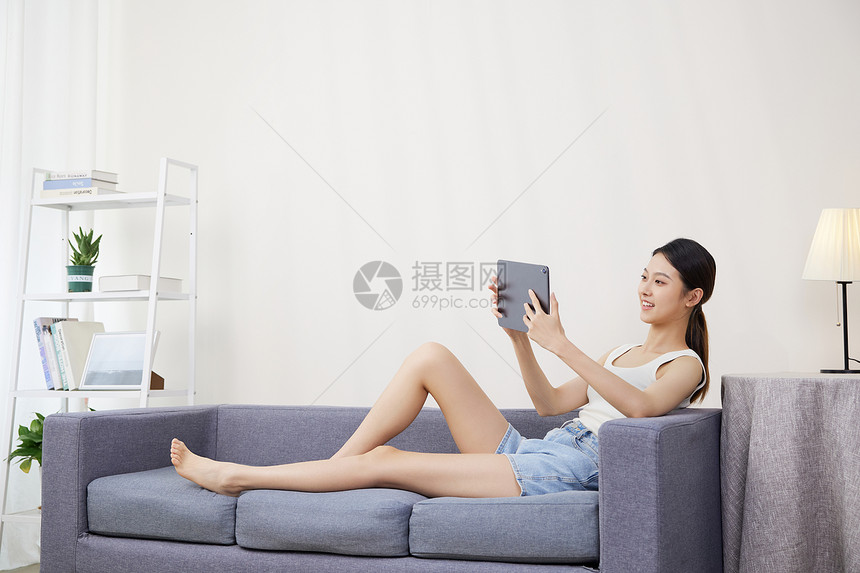 女性在家使用平板电脑图片