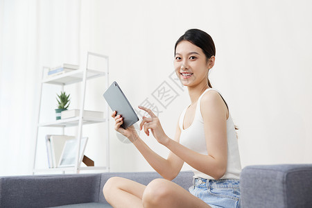 在家使用平板电脑的女性背景图片