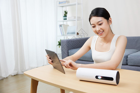 女性在家使用平板电脑操纵智能设备高清图片