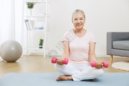 锻炼身体老人在家锻炼身体使用哑铃的老人背景