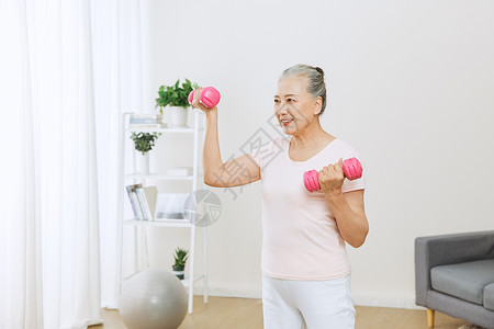 老年女性锻炼身体使用哑铃图片