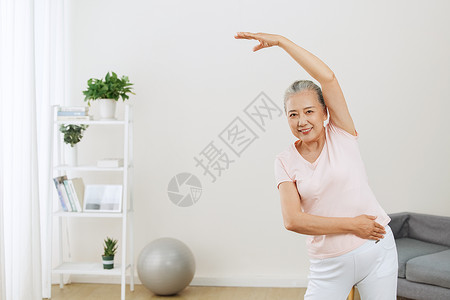 居家老年人锻炼瑜伽形象图片