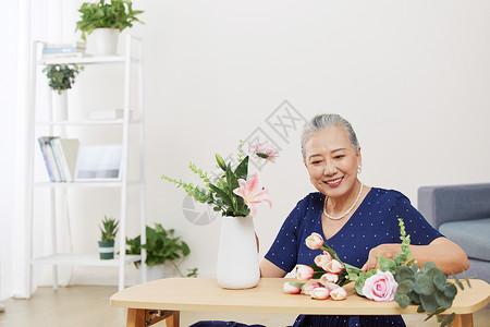 居家插花的老年女性背景图片