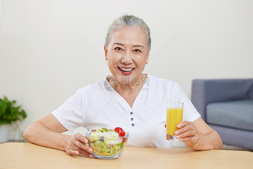 吃沙拉的健康老年女性图片