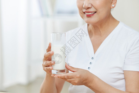 老年女性喝牛奶特写图片