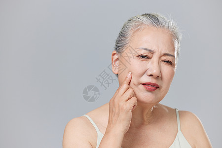 护肤问题因皮肤问题烦恼的老年人背景