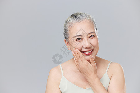 护肤的老年女性概念图片
