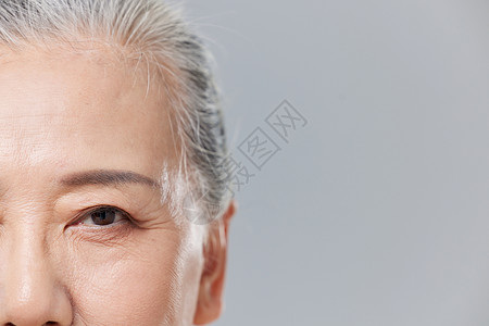 老年女性的眼睛特写图片