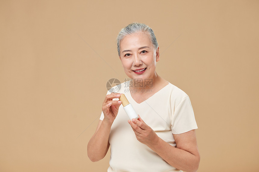 老年女性展示化妆品喷雾图片