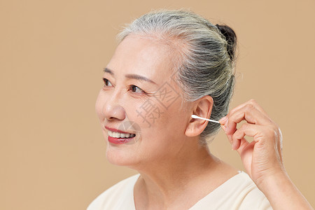 棉签掏耳朵使用棉签的老年人背景