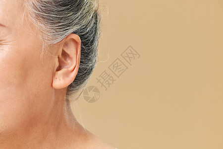 老人耳朵老年女性耳朵特写背景