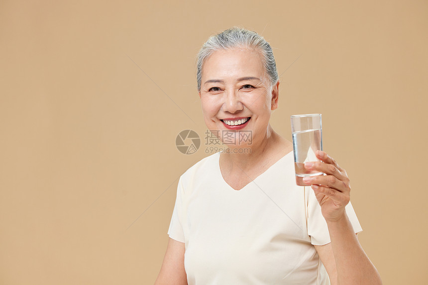 喝水的老年人图片