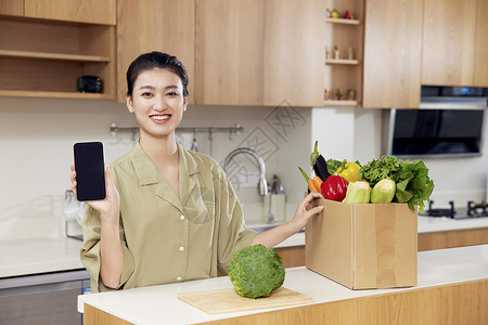 年轻女性居家团购蔬菜高清图片