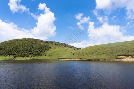 蓝天白云鸟大理鸟吊山高山草原湖泊蓝天白云背景