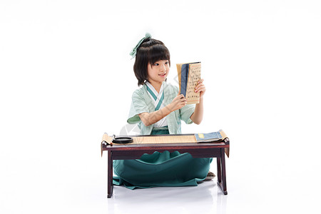 国学课堂上穿汉服的小女孩阅读古书背景图片