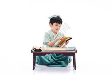 阅读国学书籍的小男孩图片