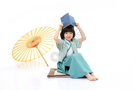 油纸伞旁的女孩阅读国学书籍图片