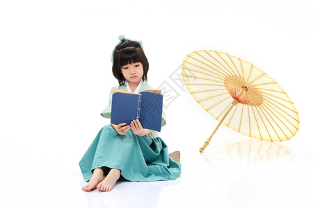 油纸伞旁的小女孩阅读国学书籍背景图片