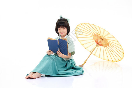 穿汉服的小女孩阅读古书背景图片