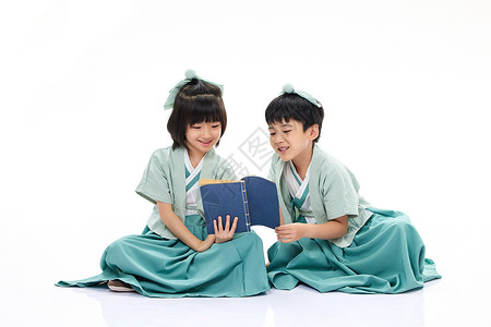穿汉服的孩子们阅读古书背景图片