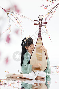 琵琶乐器穿汉服的小女孩桃花树下弹琵琶背景