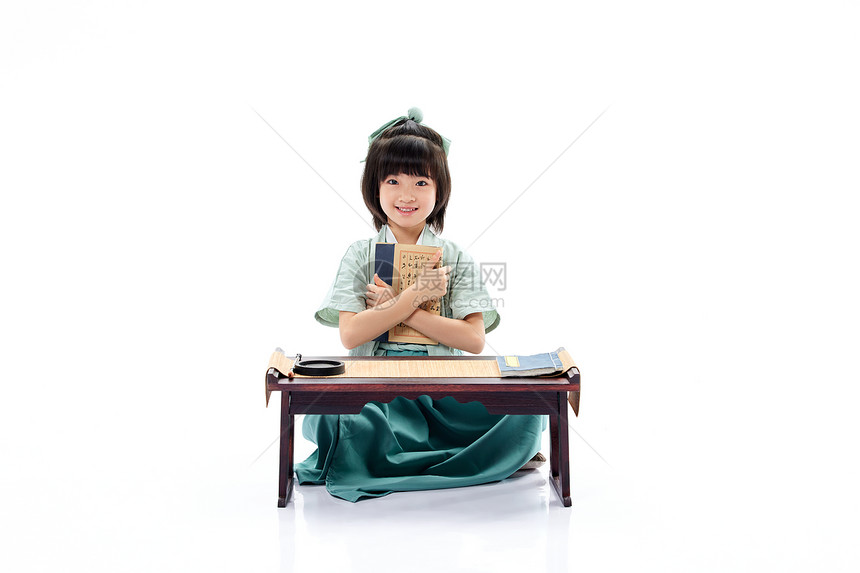 穿汉服阅读古书的小女孩图片