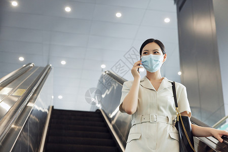 在通勤路上打电话的女白领高清图片