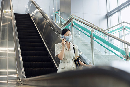 通勤路上打电话的女白领图片