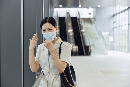 疫情期间商务女性通勤拉开口罩透气背景图片