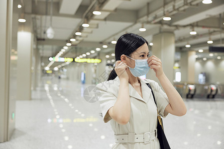 疫情期间戴口罩的女白领乘坐地铁图片