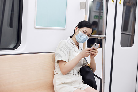 乘坐地铁通勤上班的女白领形象图片