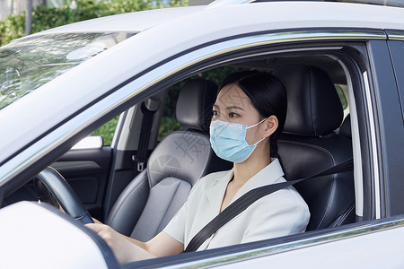 司机戴口罩疫情期间开车通勤的女白领背景