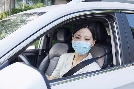 疫情期间驾车通勤的女白领形象图片