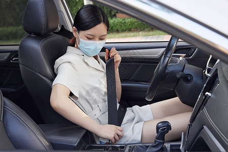 疫情期间驾车通勤的女白领系安全带图片