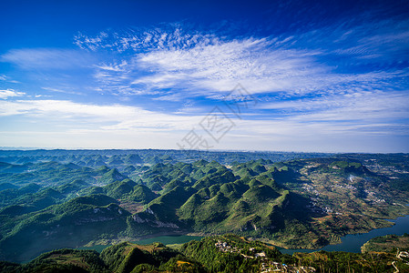 蓝天白云下的崇山峻岭高清图片