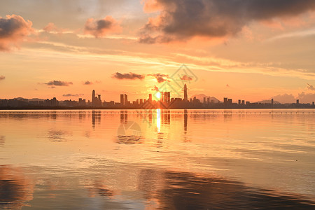 夕阳火烧云下的深圳湾风光图片