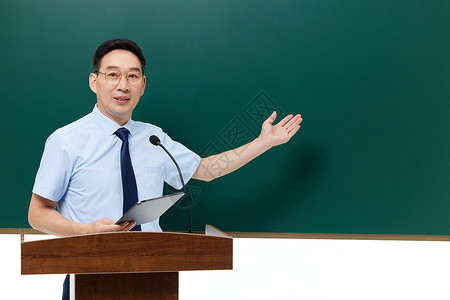 男教授手拿平板电脑站在讲台上高清图片