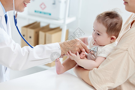 宝宝体检医生给婴儿检查身体背景