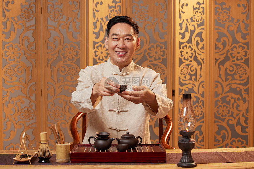 中年茶艺师泡茶形象图片