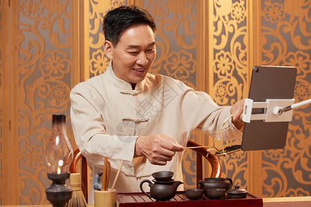 中年男性茶艺师直播泡茶背景图片