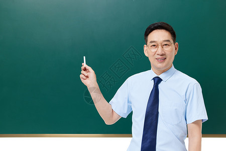 教师节粉笔中年教授手拿粉笔站在黑板前讲课背景