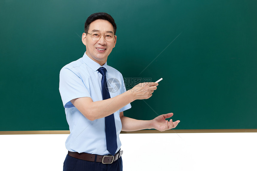 中年男教授手拿粉笔站在黑板前图片