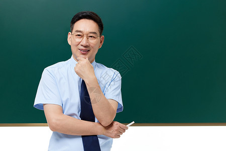 中年教授站在黑板前图片