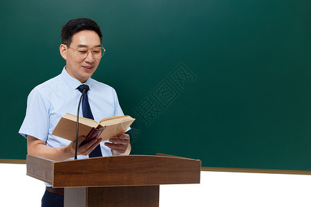 大学教授拿着书本讲课形象背景图片
