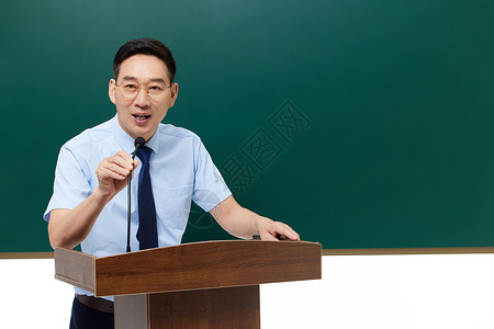 讲台上的老师中年男教授讲台上授课形象背景