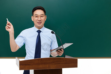 讲台上的老师男教授手拿平板电脑站在讲台上背景