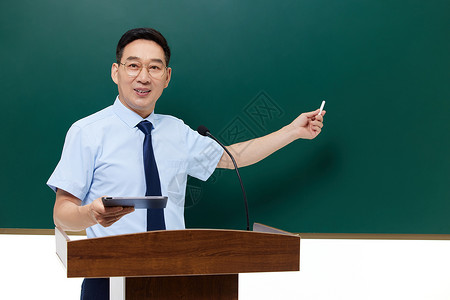 男教授手拿粉笔站在讲台上图片