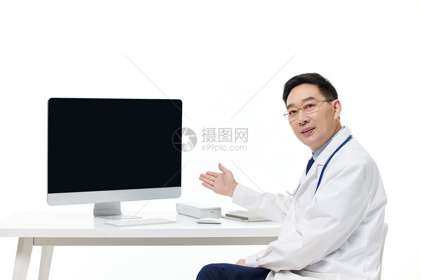 医疗专家坐在电脑前图片