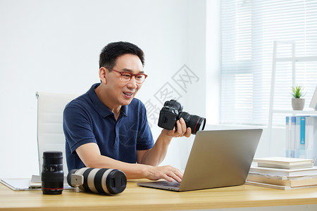 中年男性网络学习单反摄影知识图片